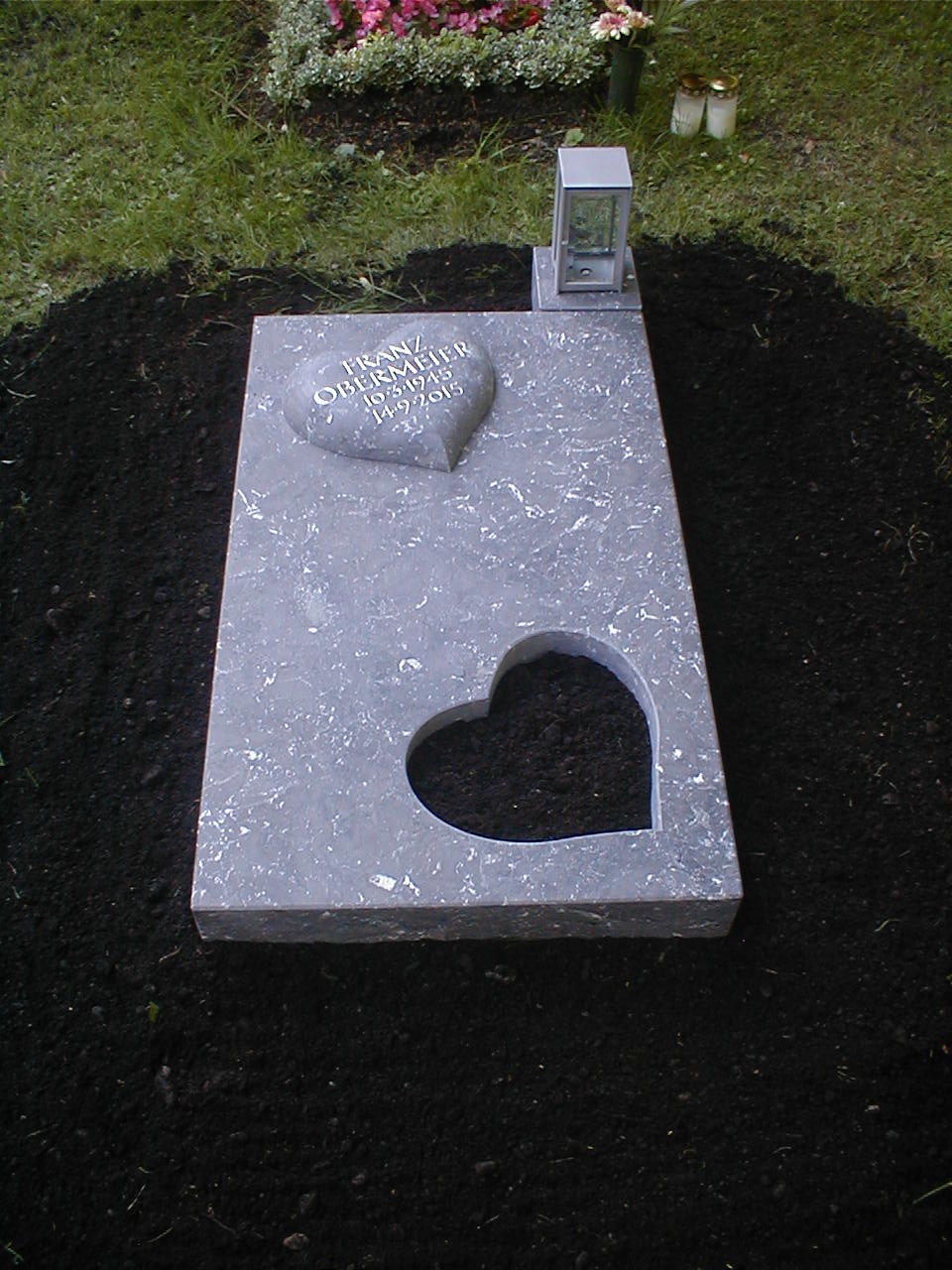 Grabplatte mit Pflanzöffnung