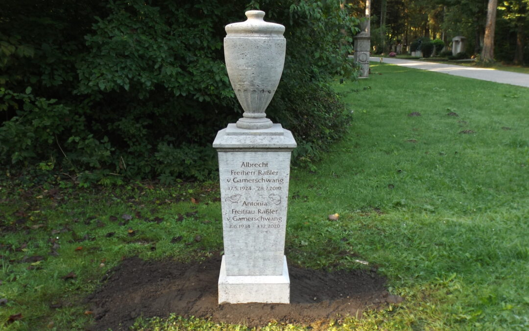 Grabstele mit Urnengefäß