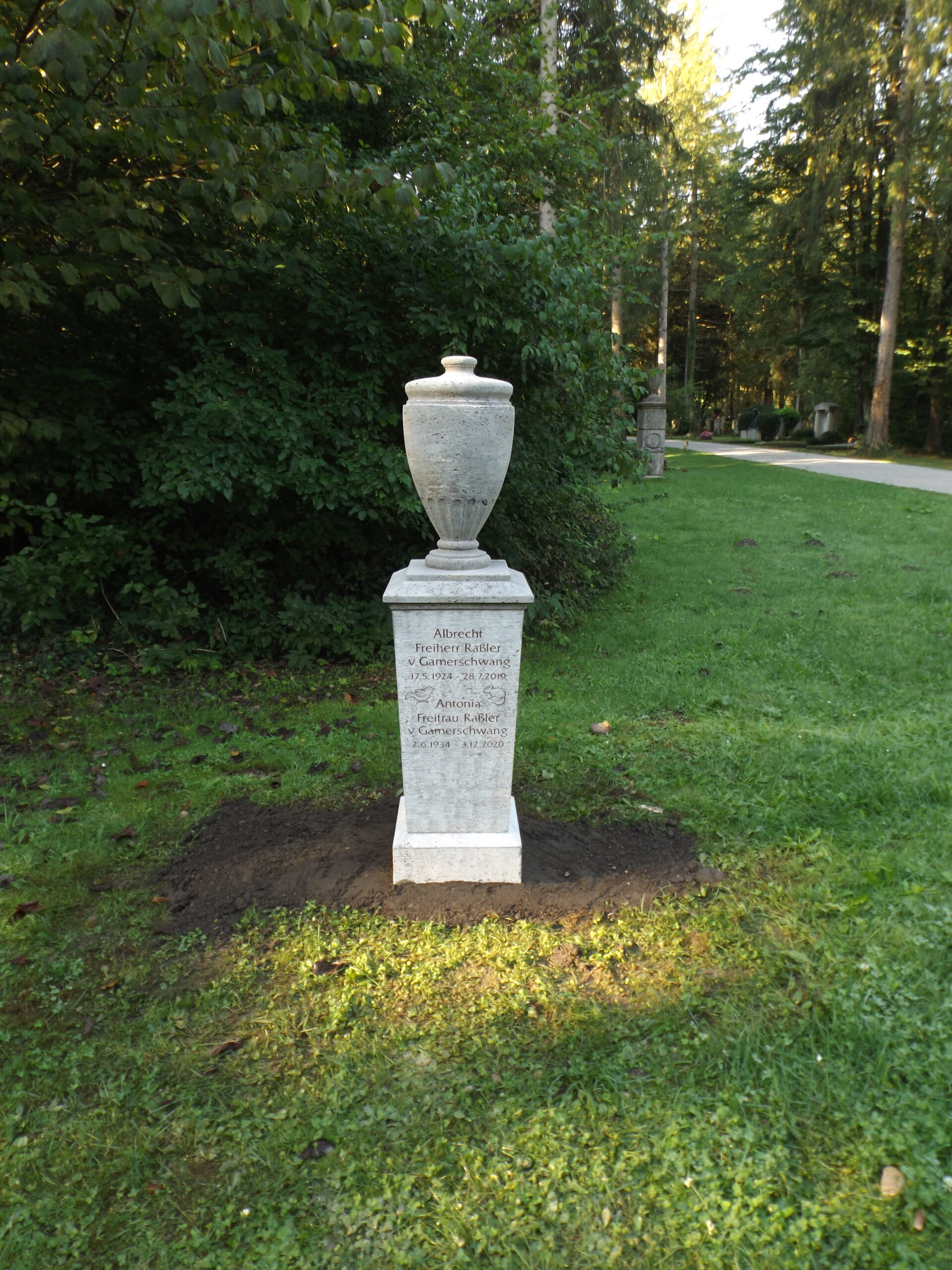 Grabstele mit Urnengefäß