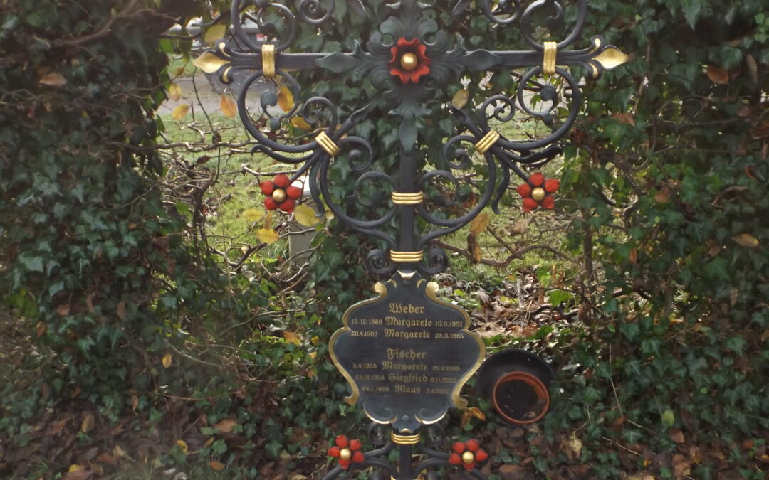 Kunstvoll geschmiedetes Kreuz