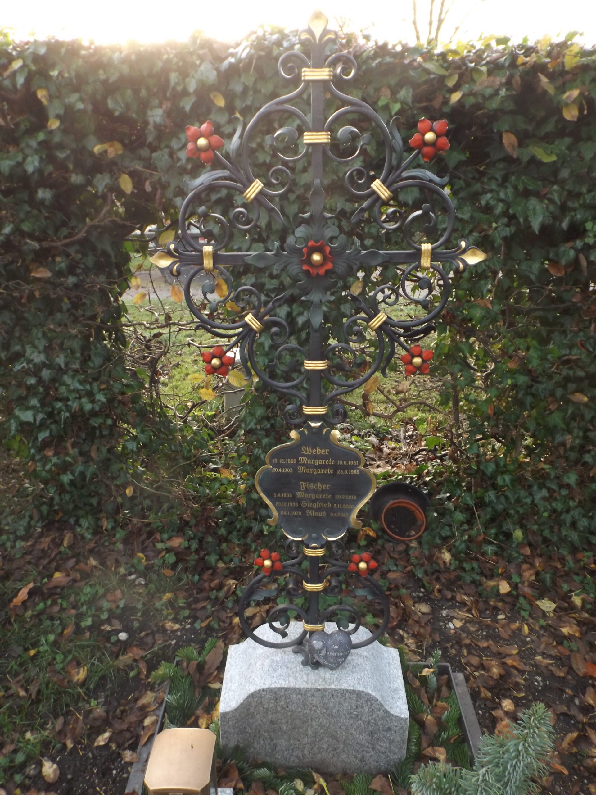 Kunstvoll geschmiedetes Kreuz