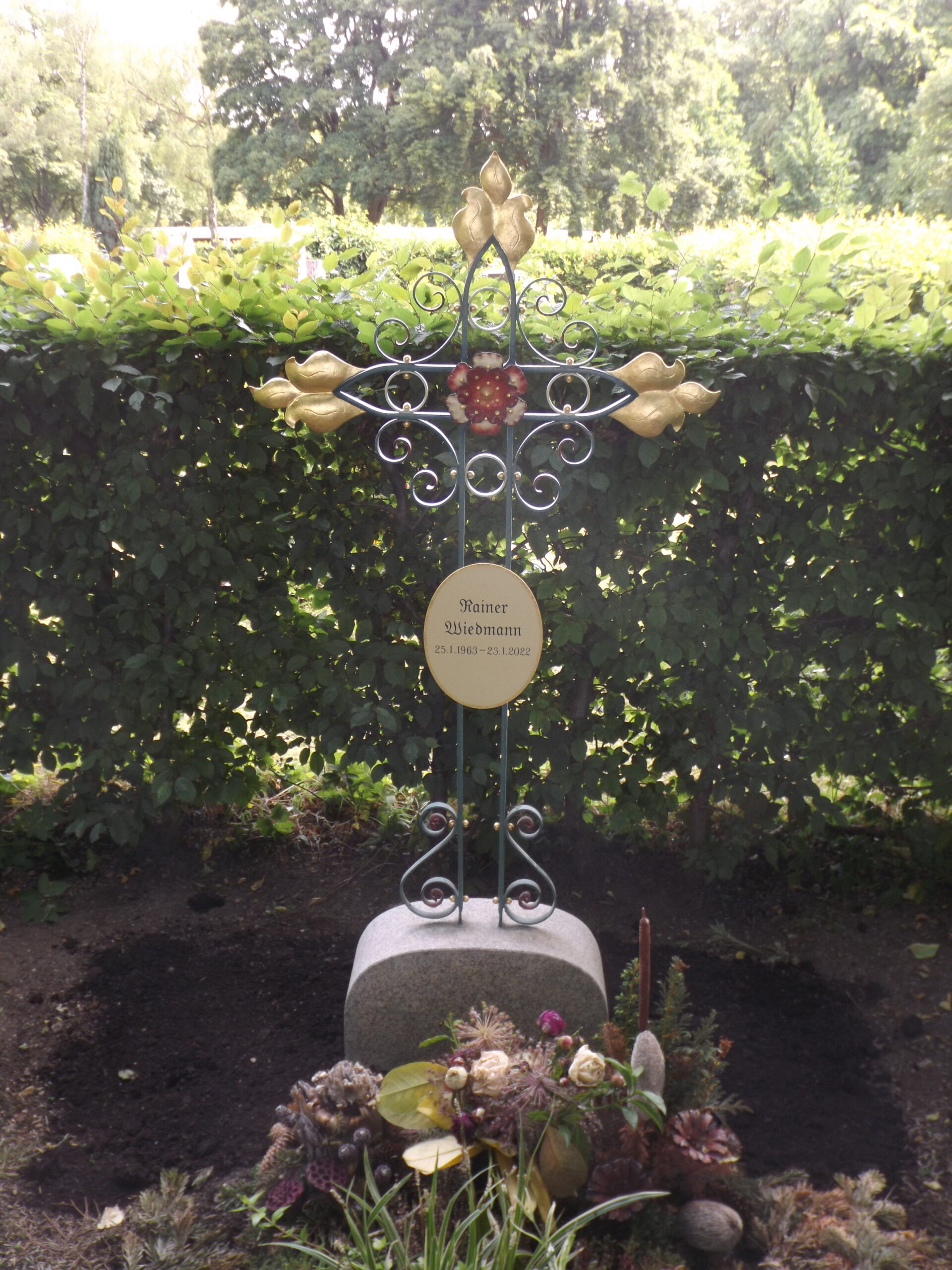 Rustikales Grabkreuz aus Schmiedeeisen, liebevoll bemalt