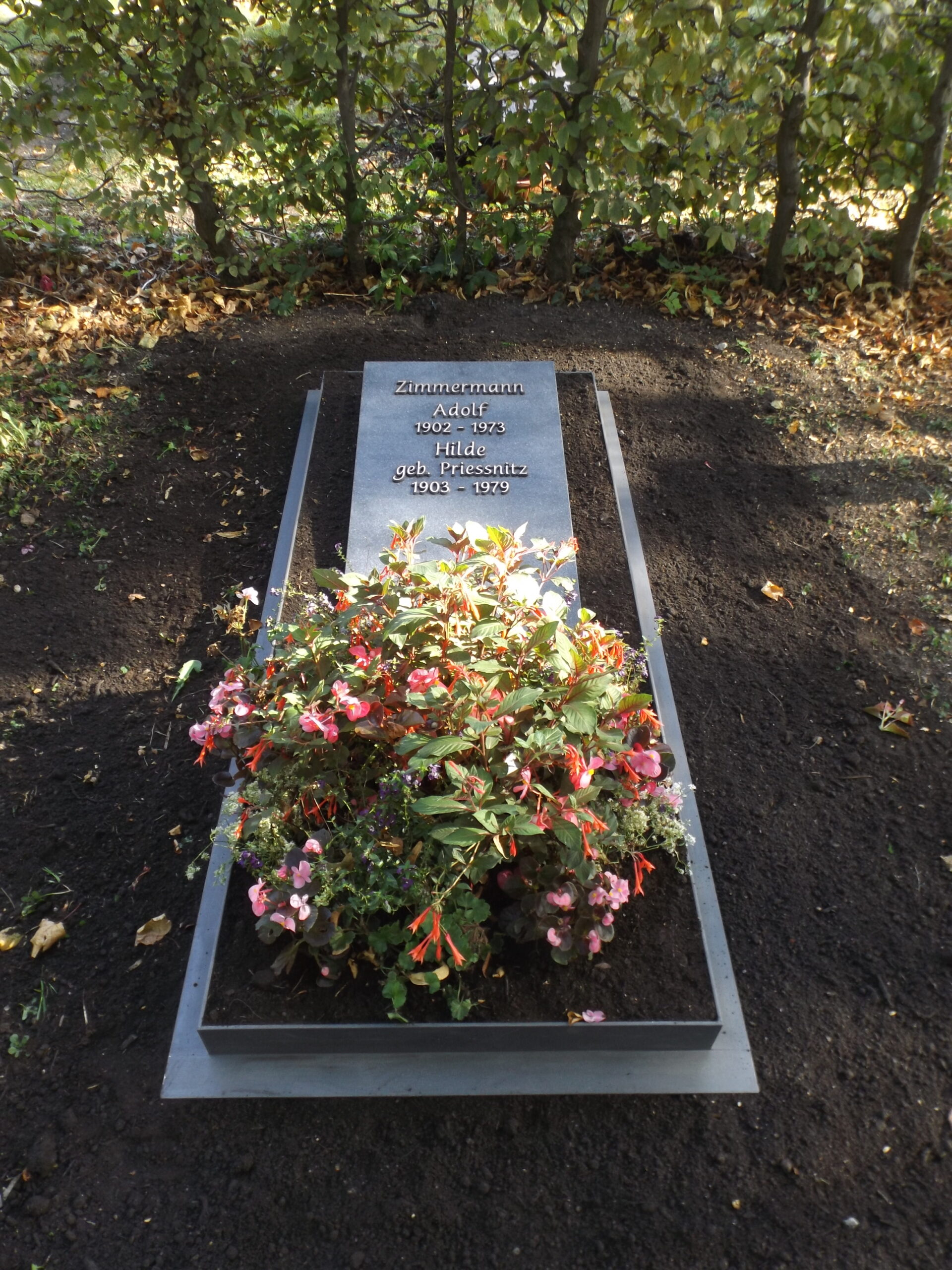 Grabplatte mit Metallrahmen